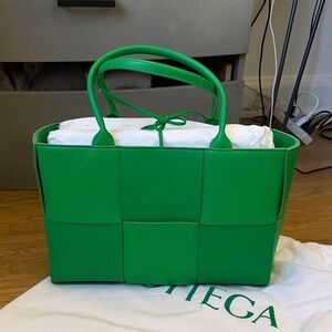 Bottega Veneta Acro Medium Vibrant Green Tote